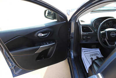 2020 Jeep Cherokee, $17995. Photo 10