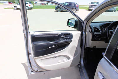 2016 Chrysler Town & Country, $7995. Photo 10
