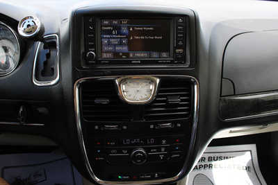 2016 Chrysler Town & Country, $7995. Photo 12