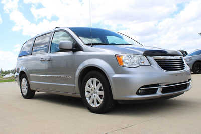2016 Chrysler Town & Country, $7995. Photo 3