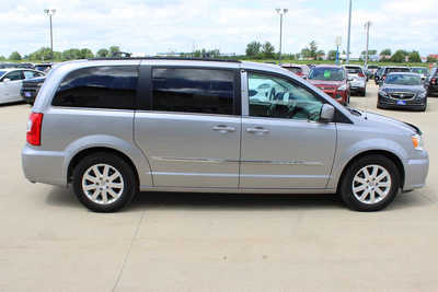 2016 Chrysler Town & Country, $7995. Photo 4
