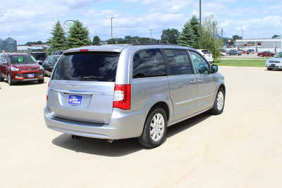 2016 Chrysler Town & Country, $7995. Photo 5