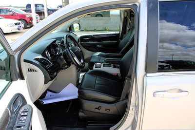 2016 Chrysler Town & Country, $7995. Photo 9