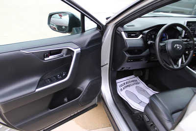 2020 Toyota RAV4, $29995. Photo 11
