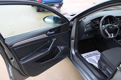 2021 Volkswagen Jetta, $14995. Photo 10