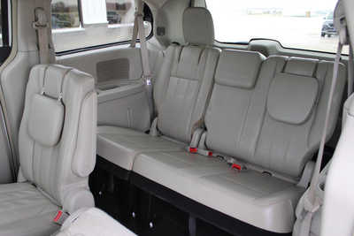 2013 Chrysler Town & Country, $3995. Photo 11