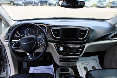 2021 Chrysler Voyager, $18995. Photo 12