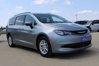 2021 Chrysler Voyager, $18995. Photo 3
