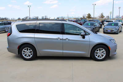 2021 Chrysler Voyager, $18995. Photo 4