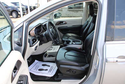 2021 Chrysler Voyager, $18995. Photo 9