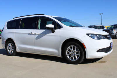 2022 Chrysler Pacifica, $24995. Photo 3