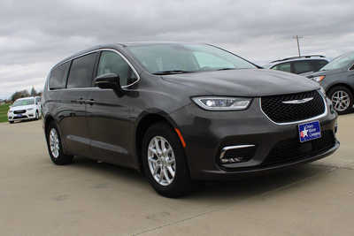 2023 Chrysler Pacifica, $25995. Photo 3