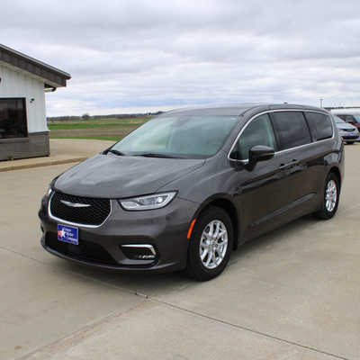 2023 Chrysler Pacifica, $25995. Photo 1