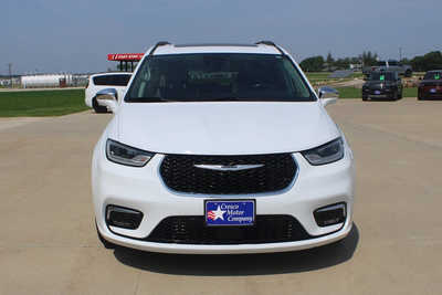 2022 Chrysler Pacifica, $25995. Photo 2