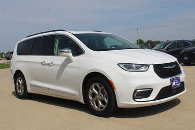 2022 Chrysler Pacifica, $25995. Photo 3