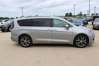 2017 Chrysler Pacifica, $17995. Photo 4