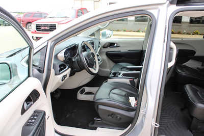 2017 Chrysler Pacifica, $17995. Photo 9