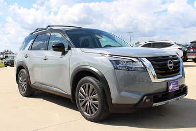 2022 Nissan Pathfinder, $33995. Photo 3
