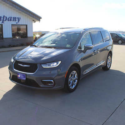 2021 Chrysler Pacifica, $24995. Photo 1
