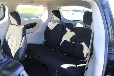 2022 Chrysler Voyager, $17995. Photo 10