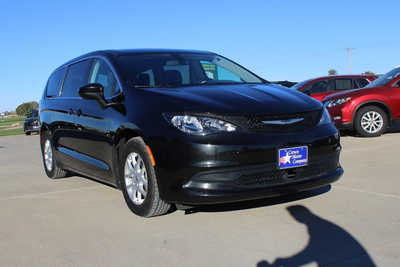 2022 Chrysler Voyager, $17995. Photo 3