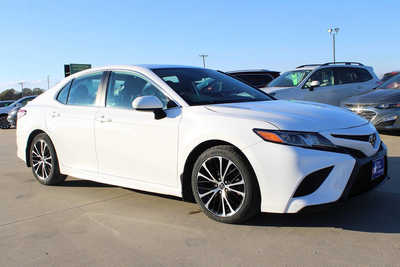 2020 Toyota Camry, $13995. Photo 3