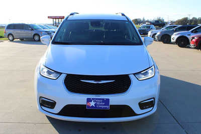 2022 Chrysler Pacifica, $19995. Photo 2