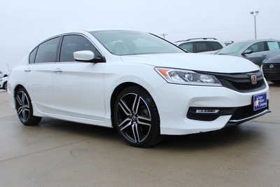 2017 Honda Accord, $15995. Photo 3