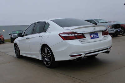 2017 Honda Accord, $15995. Photo 7