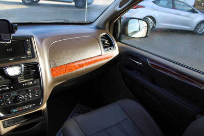 2012 Chrysler Town & Country, $1995. Photo 12