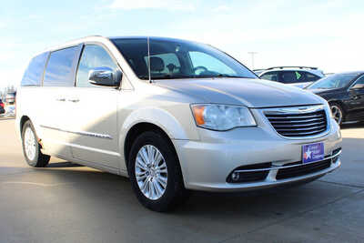 2012 Chrysler Town & Country, $1995. Photo 3