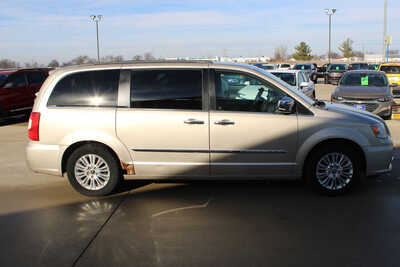 2012 Chrysler Town & Country, $1995. Photo 4