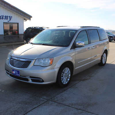 2012 Chrysler Town & Country, $1995. Photo 1