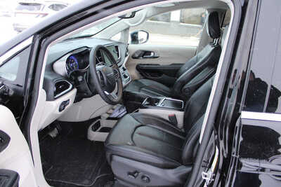 2024 Chrysler Pacifica, $29995. Photo 12