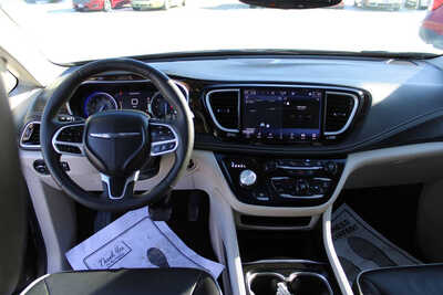 2023 Chrysler Pacifica, $28995. Photo 2