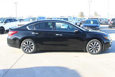 2017 Nissan Altima, $9995. Photo 4