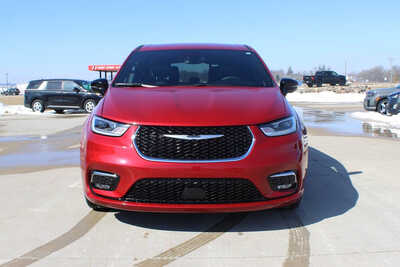 2025 Chrysler Pacifica, $33995. Photo 2