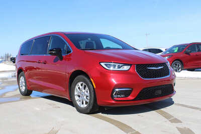 2025 Chrysler Pacifica, $33995. Photo 3