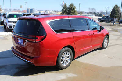 2025 Chrysler Pacifica, $33995. Photo 5
