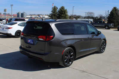 2020 Chrysler Pacifica, $22995. Photo 5
