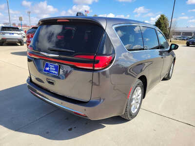 2023 Chrysler Pacifica, $25995. Photo 5