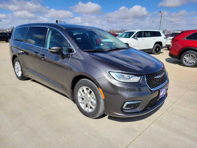 2023 Chrysler Pacifica, $25995. Photo 7