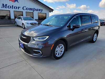 2023 Chrysler Pacifica, $25995. Photo 1