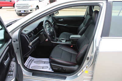 2017 Toyota Camry, $15995. Photo 11