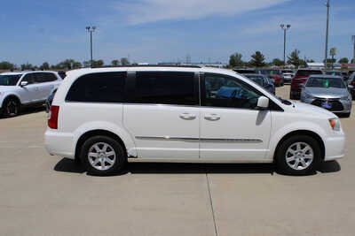 2013 Chrysler Town & Country, $3500. Photo 4