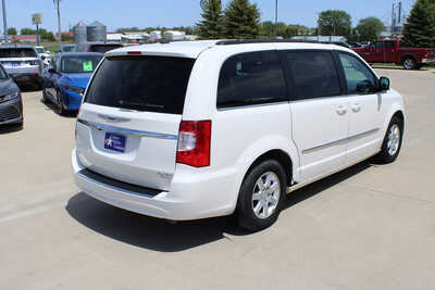 2013 Chrysler Town & Country, $3500. Photo 5