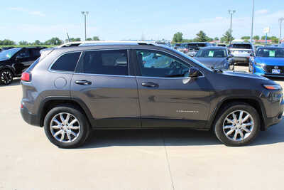 2018 Jeep Cherokee, $11995. Photo 4