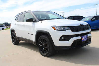 2022 Jeep Compass, $22995. Photo 3