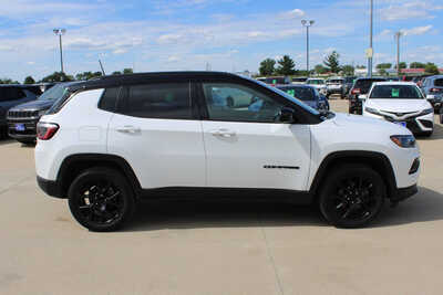 2022 Jeep Compass, $22995. Photo 4