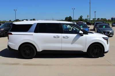 2025 Kia Carnival, $32995. Photo 4